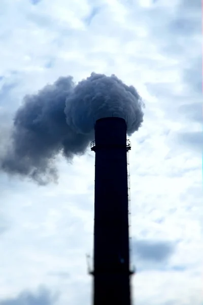 Токсичные загрязнения от дымовых труб в промышленной зоне — стоковое фото