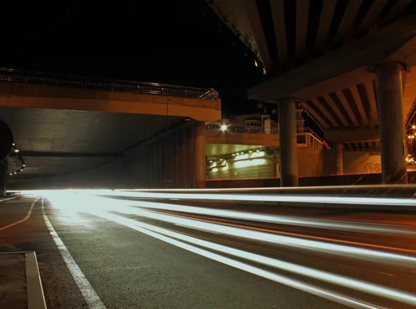 Luzes de rua e traços de carros na cidade da noite — Fotografia de Stock