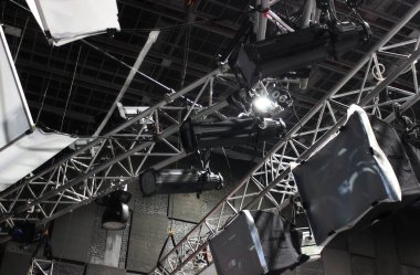 Yayın Stüdyosundaki Çelik Çerçeve Üzerindeki Değişkenlik Işıkları ve Işık Aletleri