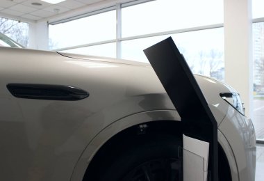 Bayilikte basılı araç bilgisi için tahta bilgi standı