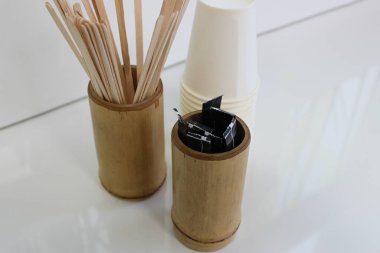 Kahveyi ve çay içeceğini beyaz bar masasına koy.