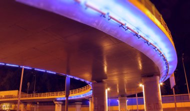 Sokak Aydınlatma ve gece köprü ve yol üzerinde aydınlatma