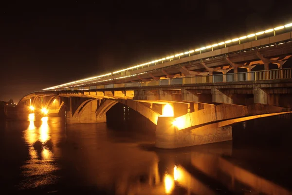 Iluminação da ponte refletida no rio noturno — Fotografia de Stock