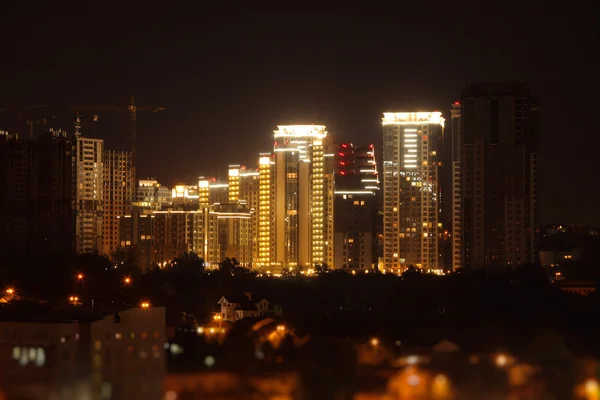 Освітлення нічного будівництва багатоповерхівки на міській вулиці — стокове фото