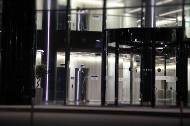 Işıklar içinde geceleri bina modern iş