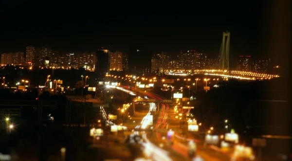 Calle nocturna y rastros de luces en estilo ciudad de juguete — Foto de Stock