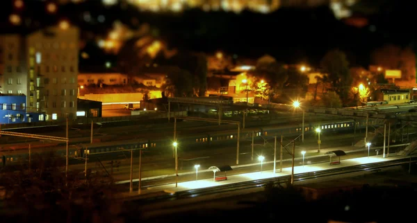 Lichtspuren und Beleuchtung des Bahnhofs an der Stadtstraße in der Nacht — Stockfoto