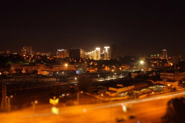 Strada notturna e luci tracce in stile città giocattolo — Foto Stock