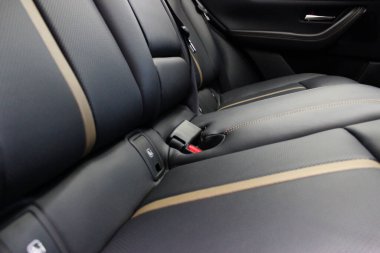 Emniyet kemerleri, emniyet kemerleri ve çocuk koltukları için emniyet kemerleri en arka sırada.