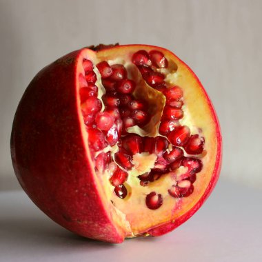 Nar aromalı meyve karesinin içinde sulu yakut renkli böğürtlen.