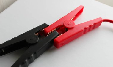 Artı eksi bakır dişli klempler daha iyi iletkenlik sağlar.