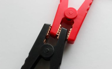 Bakır pil şarj kelepçeleri kırmızı ve siyah renkler birbirine kenetlendi