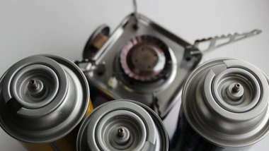 Bulanık bir gaz yakıcısının arka planına karşı yanmaya hazır gaz tüplerini aç