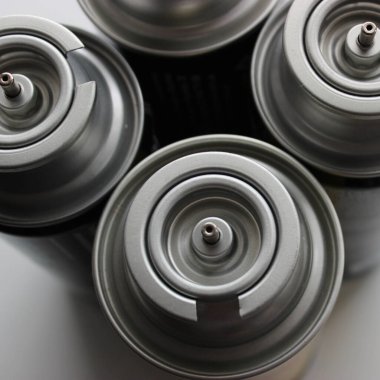 Kamp ve ev kullanımı için kompakt benzin bidonları.