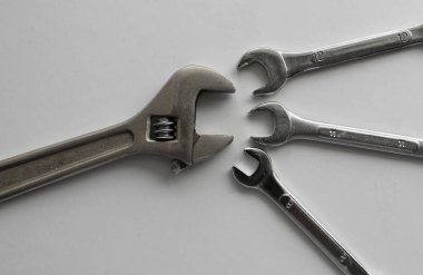 Beyaz yüzeyde ayarlanabilir anahtara karşı altıgen baş anahtarlarının mekanik tema resmi