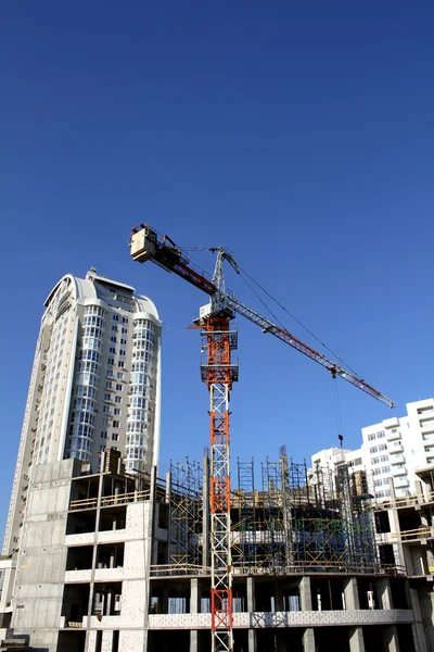 钢架空建筑起重机载荷混凝土框架建设 — 图库照片