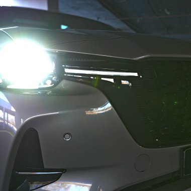 LED modern farlar beton garajın çatısının altında.