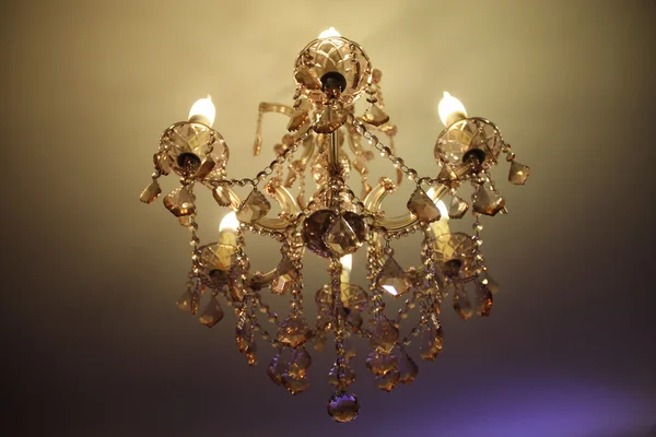 Lámpara de araña de cristal en interior clásico — Foto de Stock
