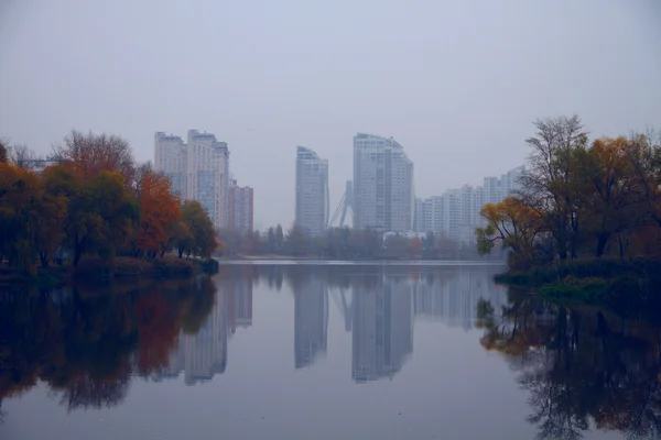 City scape reflected in lake water — Stock Photo, Image