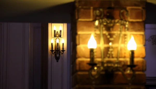 Lampe im klassischen Kerzenstil im klassischen Interieur — Stockfoto