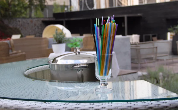 Gekleurde cocktail rietjes in helder glas op de balk Bureau — Stockfoto