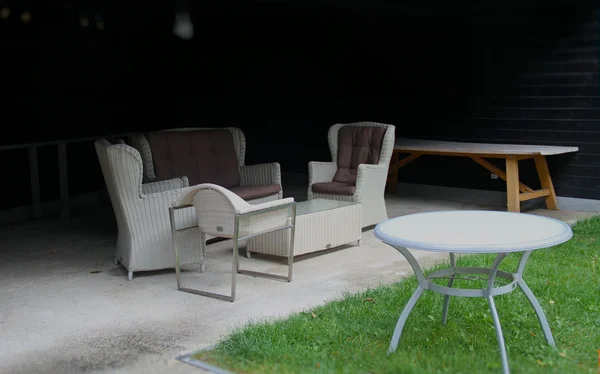 Rieten meubels tegen de ontspanningsruimte — Stockfoto