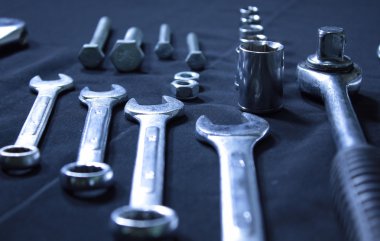 Çelik araçları seti anahtarı ve somun anahtarları