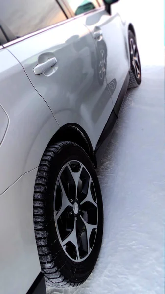 Non-studded opon śniegowych w samochodzie zima droga — Zdjęcie stockowe