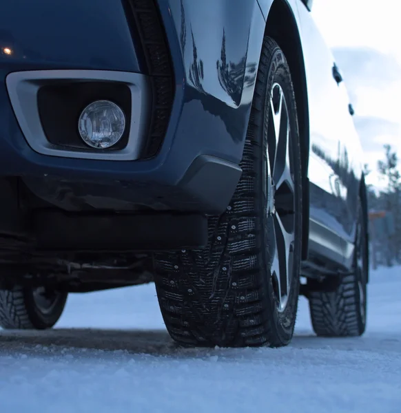 雪道での車のスタッズ付き冬用タイヤ — ストック写真