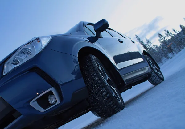 눈도로에서 자동차에 초호화 겨울 타이어 — 스톡 사진