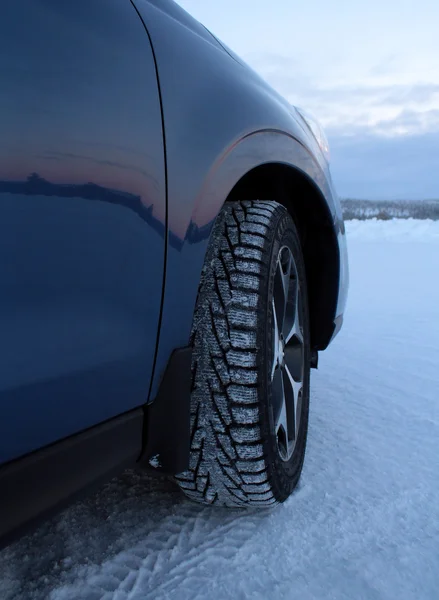 雪道での車のスタッズ付き冬用タイヤ — ストック写真