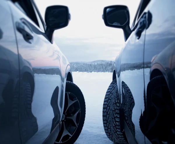 Dubbade däck mot studless vinter däck — Stockfoto