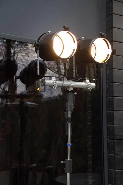 Cam duvarın üzerinden tripod üzerinde spot