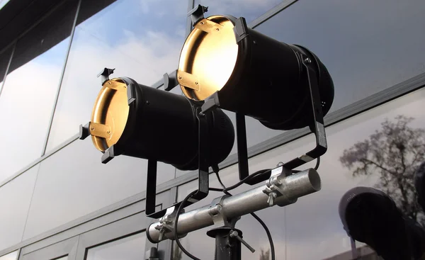 Cam duvarın üzerinden tripod üzerinde spot