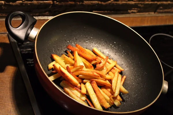 Shradded potatoes frying in pan — Stock Photo, Image