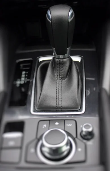 Felülnézet felszerelés shift gomb a kocsiban — Stock Fotó