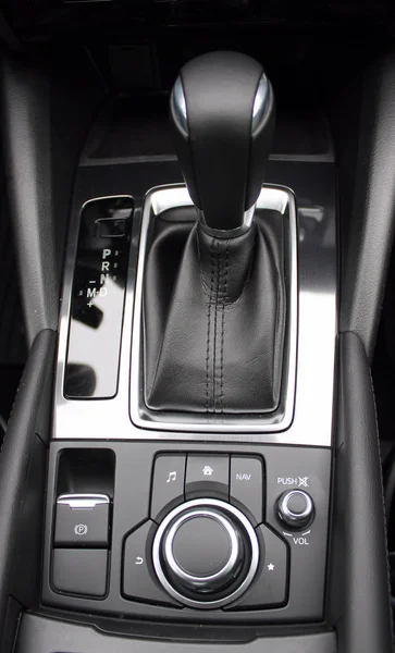 Bovenaanzicht van gear shift knop in de auto — Stockfoto