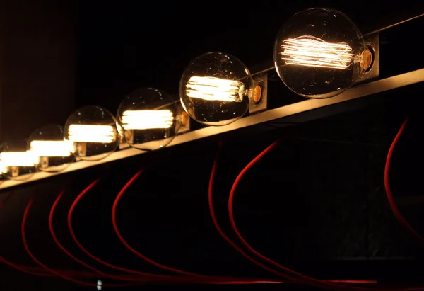 Geschakelde elektrische lampen en rode draden — Stockfoto