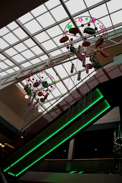 Decoraciones de Navidad estilo caramelo en el centro comercial —  Fotos de Stock