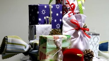 Tatil hediye izole renkli kutular Studio. Atış döndürme