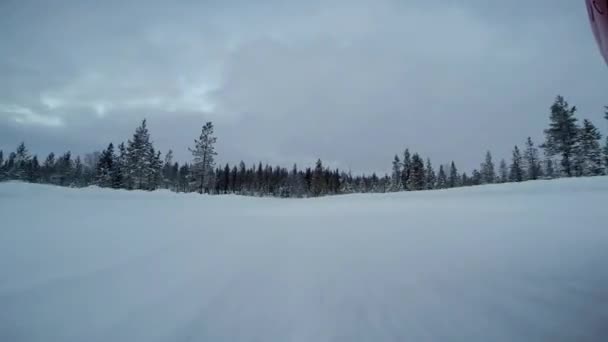 Fotoaparát na přední nárazník vozu v extrémní jízdě na sněhu stopy