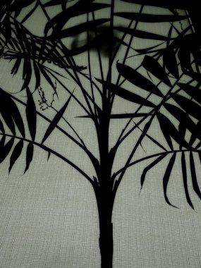 Fiber doku arka plan üzerinde siyah ve beyaz siluet palmiye ağacının yaprakları