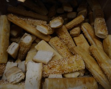 Puff kurabiye tatlı dükkanında ahşap kutusunda