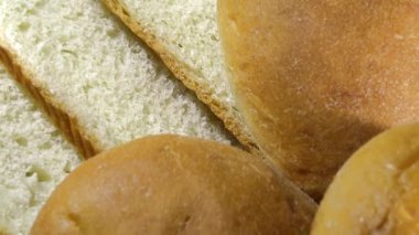 Pastane. Dilimlenmiş ekmek ve kaymak hasır breadbasket izole ahşap masa studio üzerinde buns