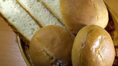 Ekmek pişirme. Dilimlenmiş ekmek ve kaymak ayrıntılı hasır breadbasket buns