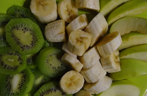 Plátky kiwi ovoce, banány a zelené jablko textury pozadí — Stock fotografie