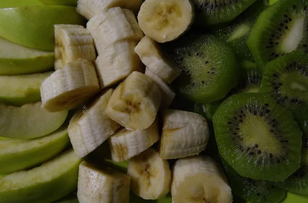 キウイ フルーツ、バナナ、グリーン アップル テクスチャ背景のスライス — ストック写真
