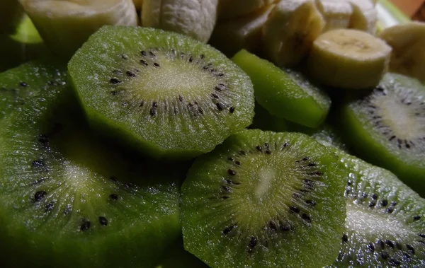 Felii de fructe kiwi, banane și textură verde de mere fundal — Fotografie, imagine de stoc