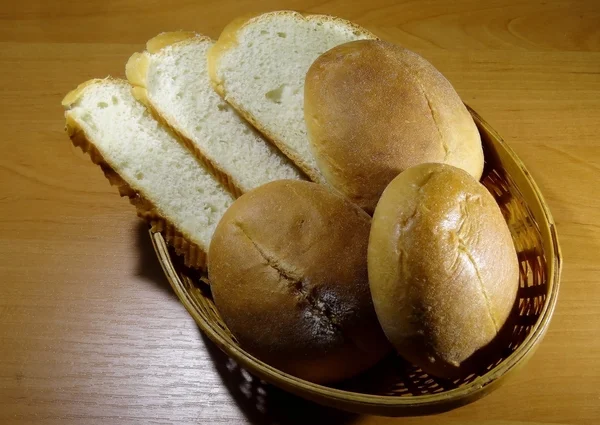 Gesneden brood en slider broodjes in rieten graanschuur — Stockfoto