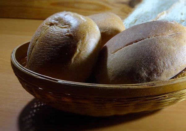 Gesneden brood en slider broodjes in rieten graanschuur — Stockfoto